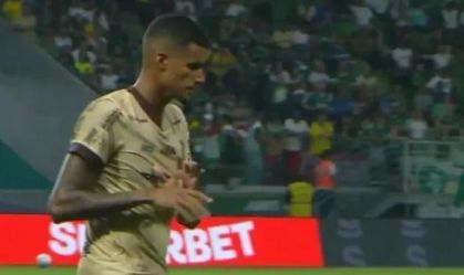 Talisca, zagueiro do Jacuipense, faz sinal de roubo após ser expulso em jogo contra o Palmeiras