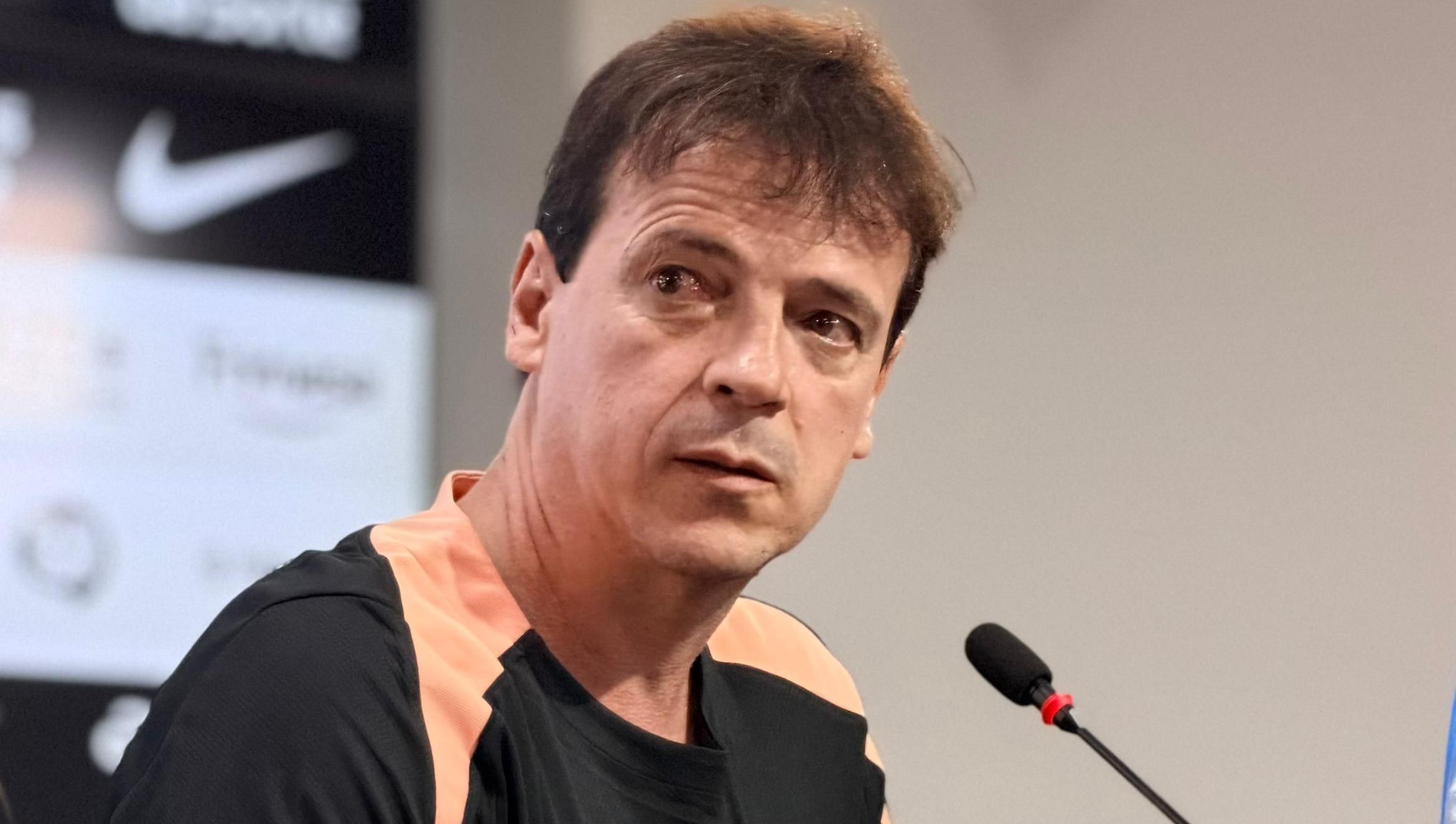 Fernando Diniz na apresentação oficial do Corinthians