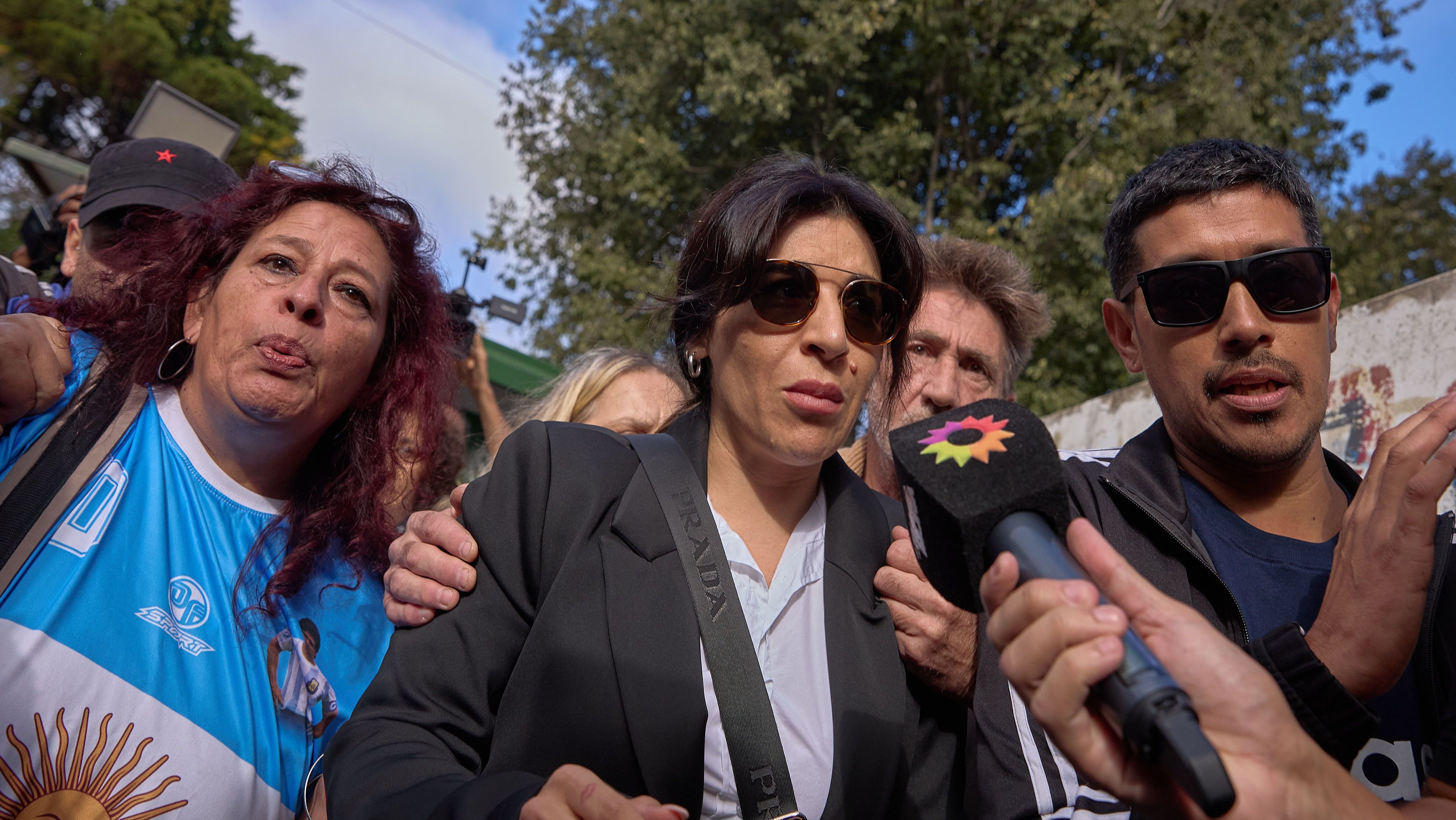 Gianinna Maradona (ao centro) em chegada ao tribunal de San Isidro, na Argentina