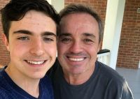 Filho de Gugu homenageia apresentador, que completaria 67 anos hoje