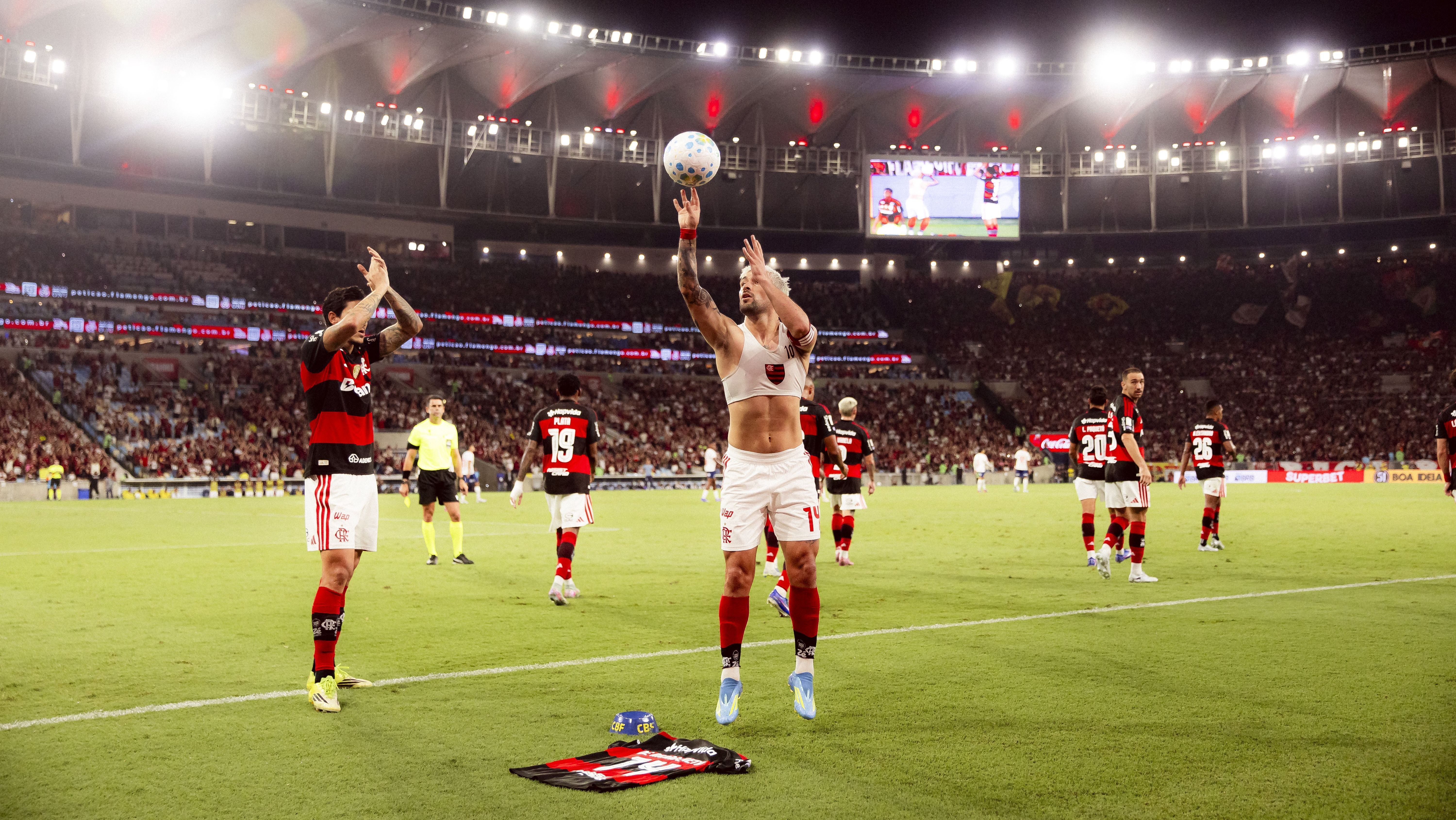 Arrascaeta faz homenagem a Oscar Schmidt após marcar em Flamengo x Bahia