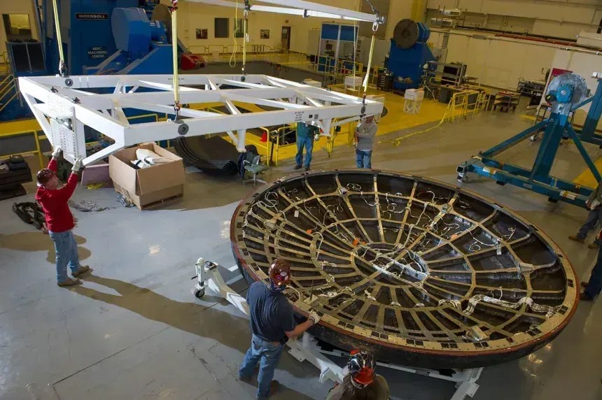 No primeiro voo de teste da Orion, o material ablativo do escudo térmico atingiu temperaturas de cerca de 2.200 graus Celsius (4.000 graus Fahrenheit). • Emmett Given/NASA/MSFC