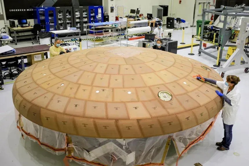 É possível observar um escudo térmico Orion configurado utilizando a estrutura em blocos • Isaac Watson/NASA