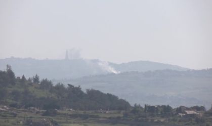 Fumaça sobe do sul do Líbano enquanto as hostilidades persistem perto da fronteira com Israel.