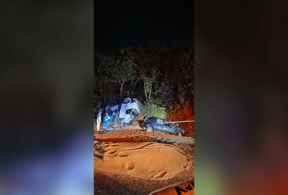 Acidente grave entre carro e carreta deixa três mortos em Minas Gerais