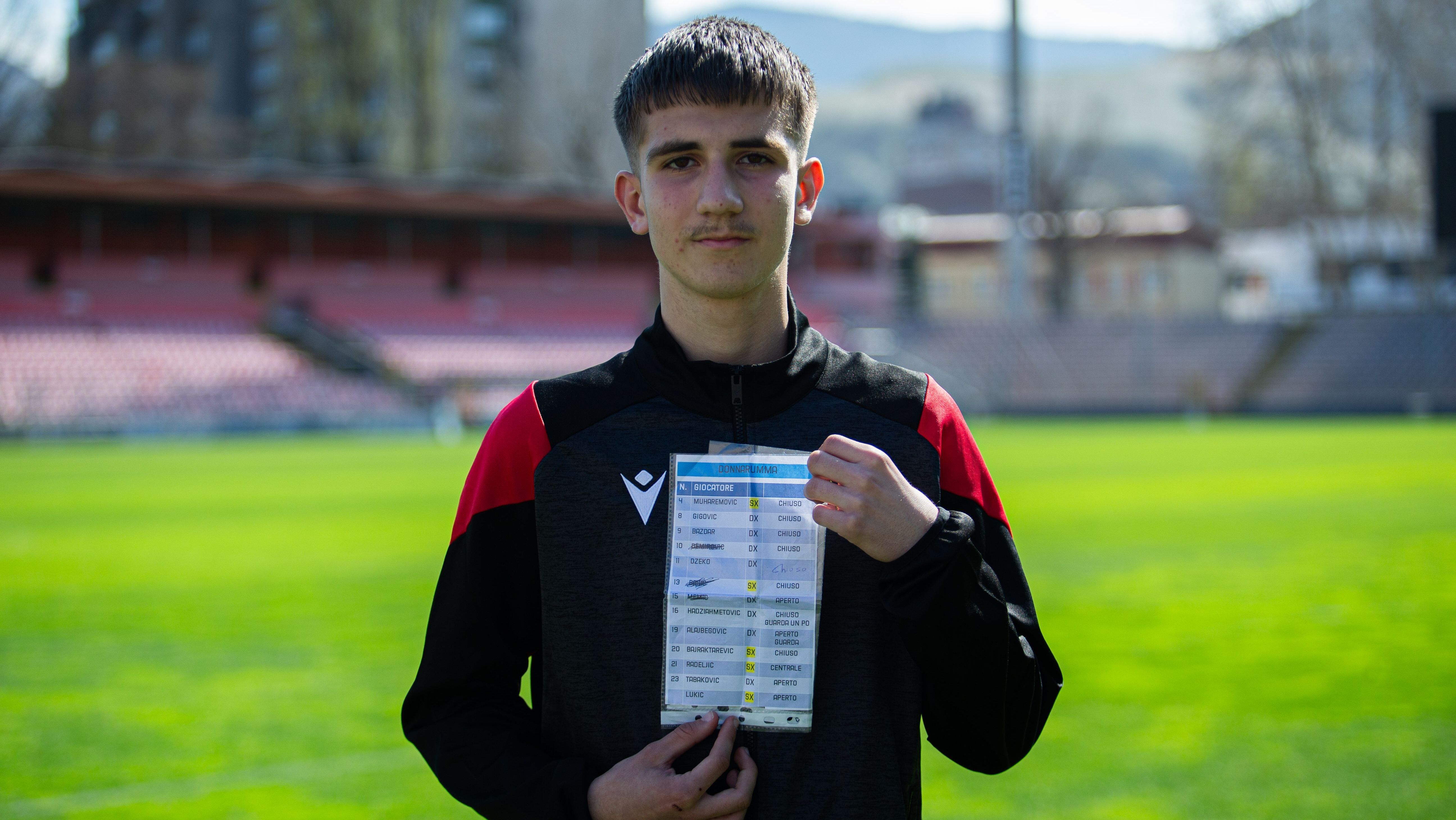 O jovem gandula Afan Cizmic mostra a cola que pegou do goleiro italiano Donnarumma