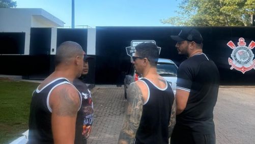 Membros do Gaviões da Fiel no CT Joaquim Grava
