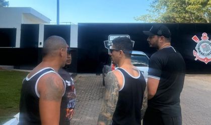 Membros do Gaviões da Fiel no CT Joaquim Grava