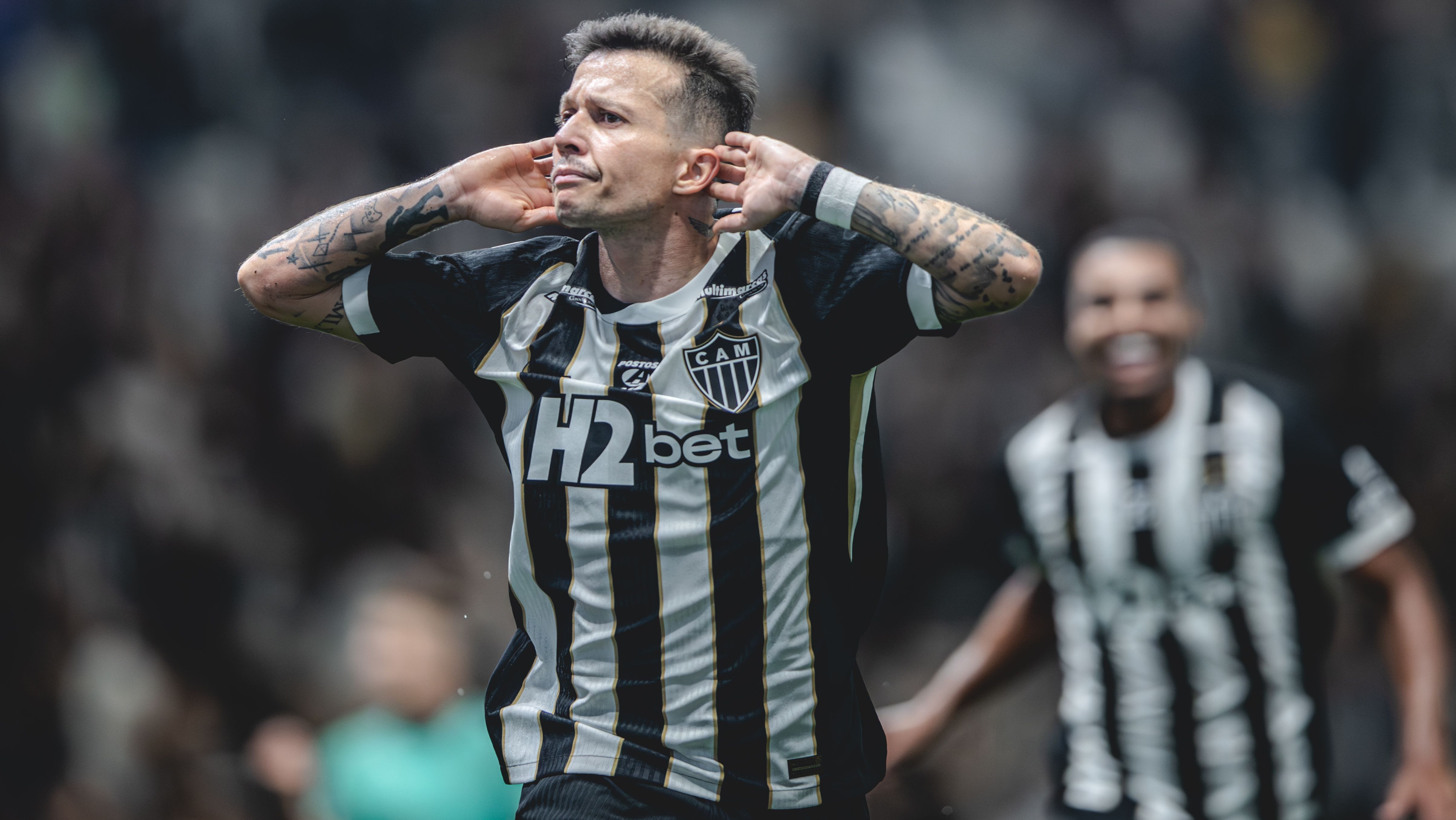 Bernard provoca torcida do Atlético-MG após marcar gol contra o Juventud-URU