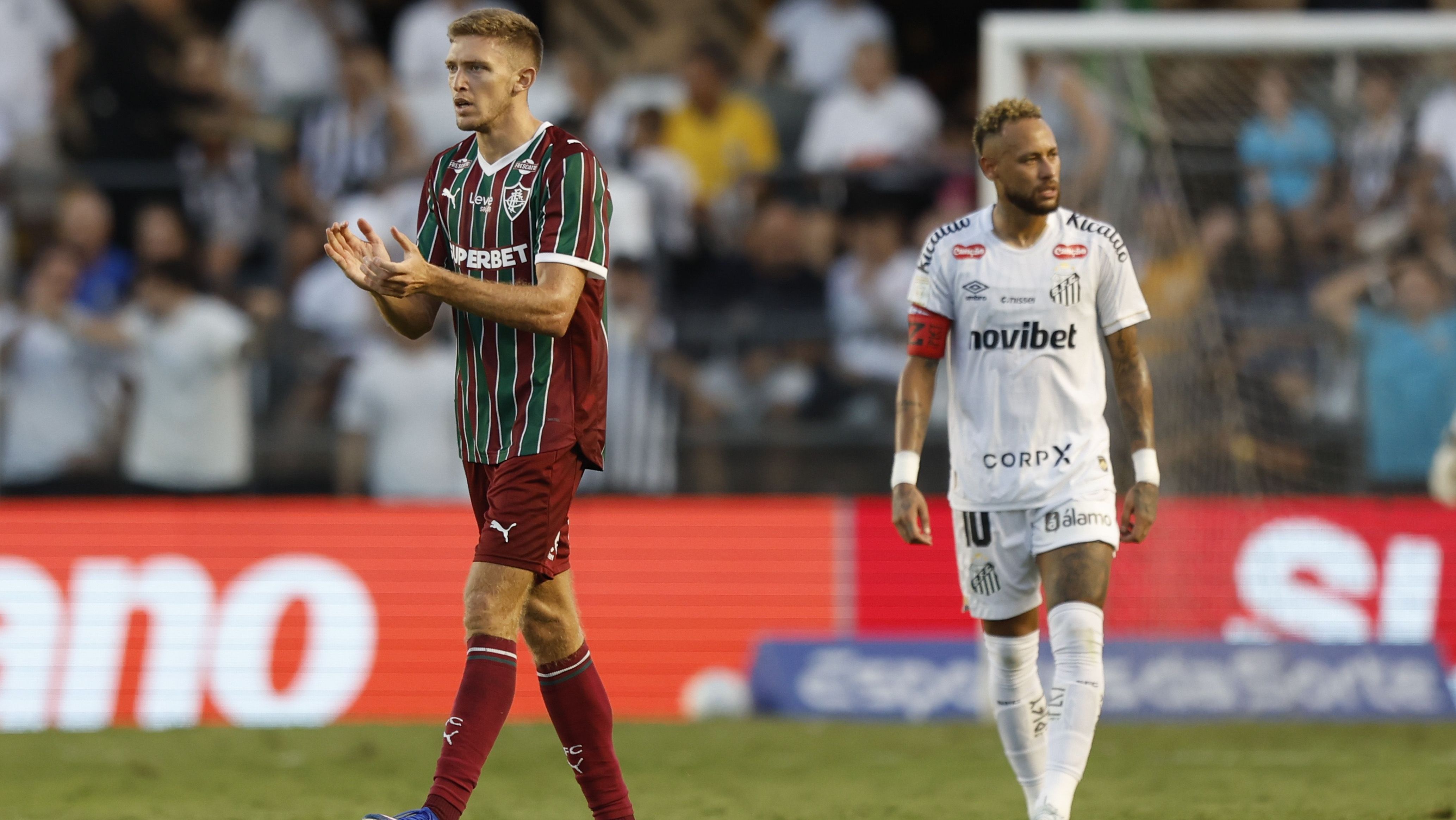Castillo comemora o segundo gol do Fluminense sobre o Santos, na frente de Neymar