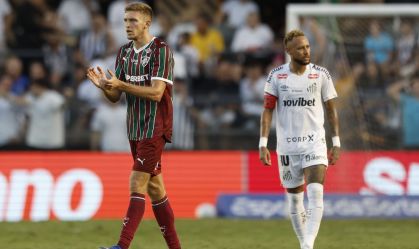 Castillo comemora o segundo gol do Fluminense sobre o Santos, na frente de Neymar