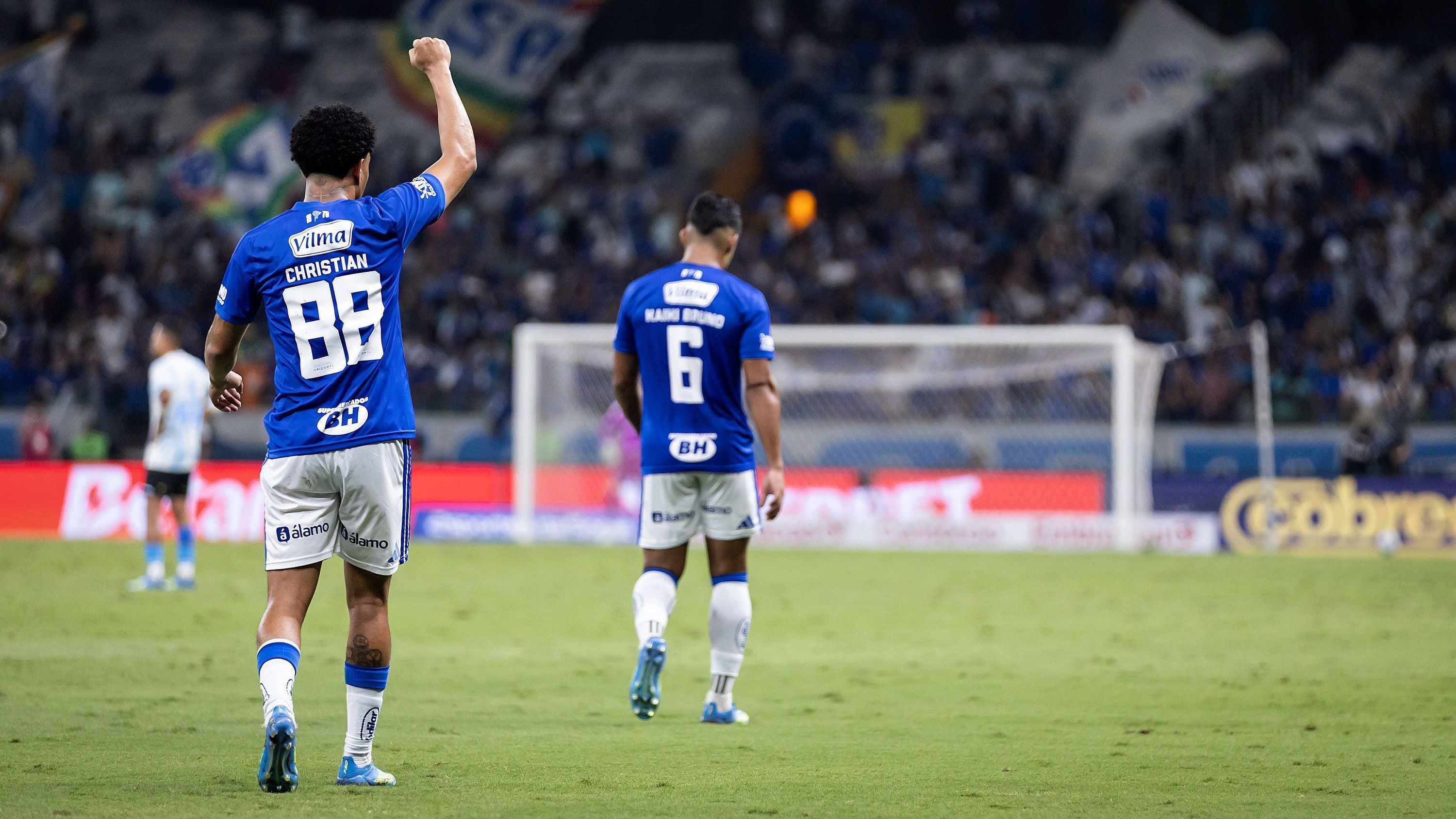 Christian comemora o primeiro gol do Cruzeiro sobre o Grêmio no Mineirão