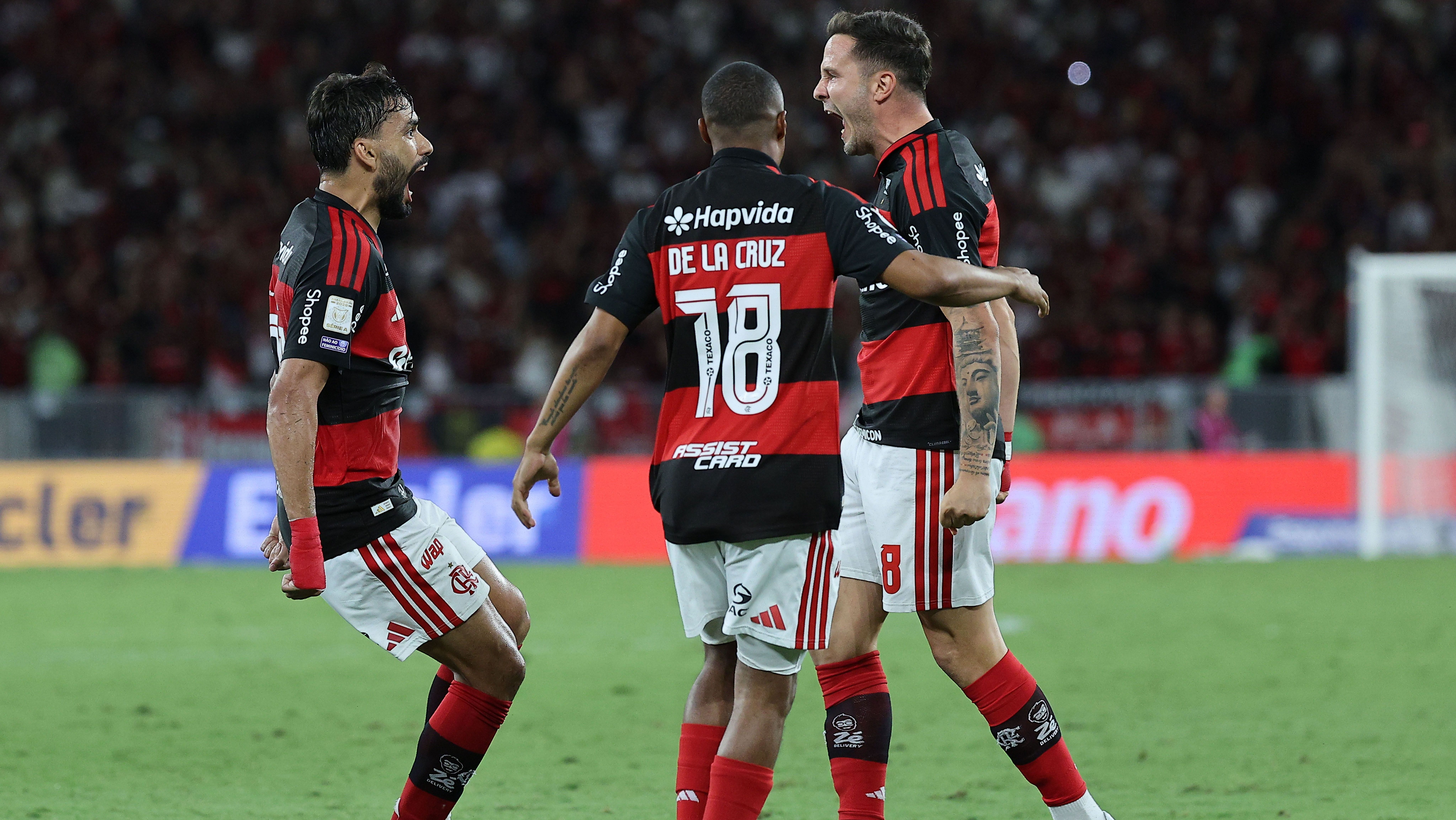 Lucas Paquetá comemora com Saúl o segundo gol do Flamengo sobre o Bahia
