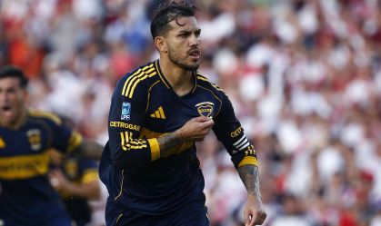 Leandro Paredes mostra o escudo do Boca Juniors após marcar o gol da vitória no clássico contra o River Plate no Monumental
