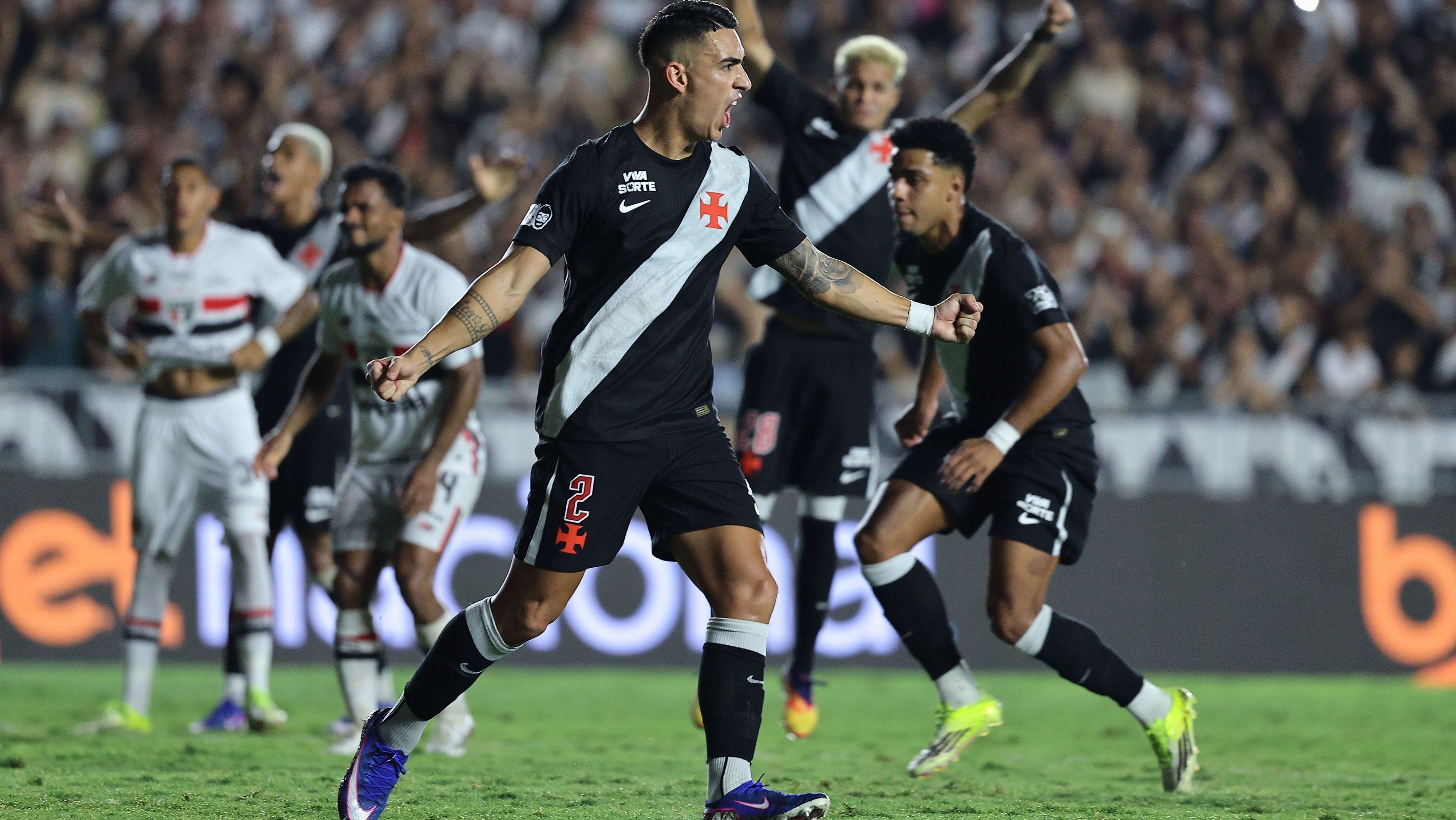 Puma Rodríguez comemora gol do Vasco sobre o São Paulo, após cobrança de pênalti