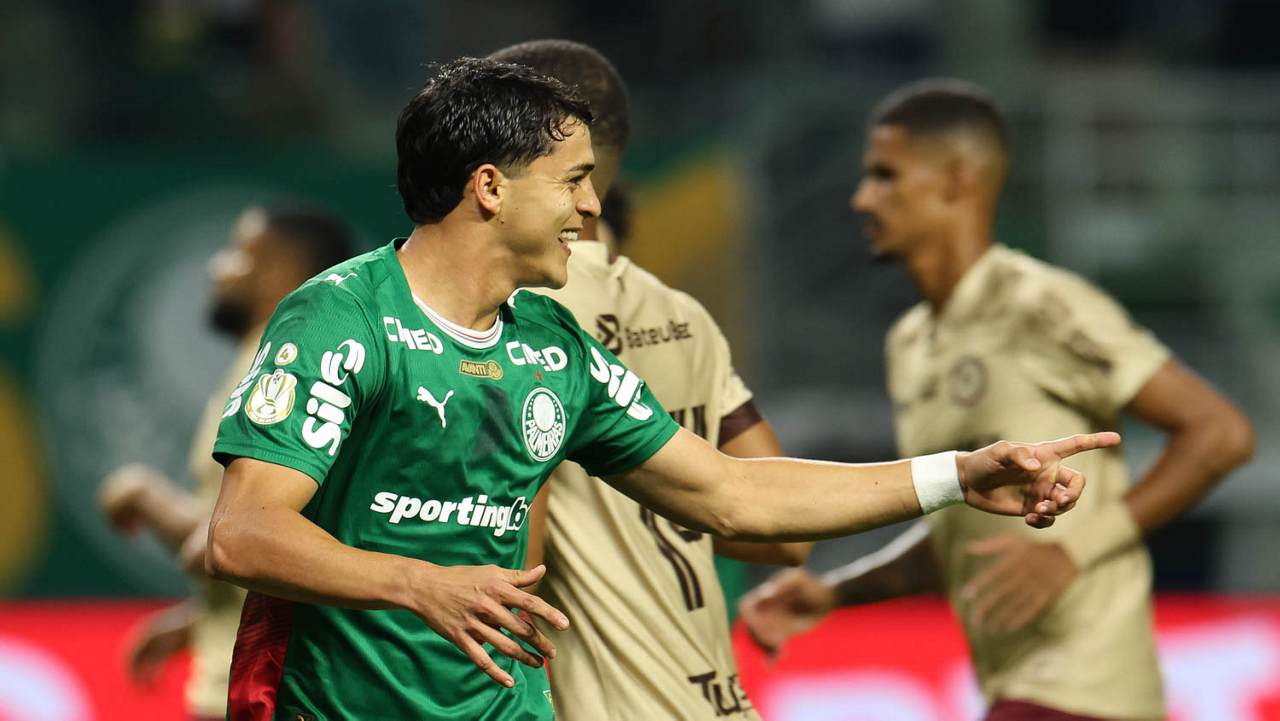 Ramón Sosa comemora um dos gols de pênalti que marcou para o Palmeiras contra o Jacuipense