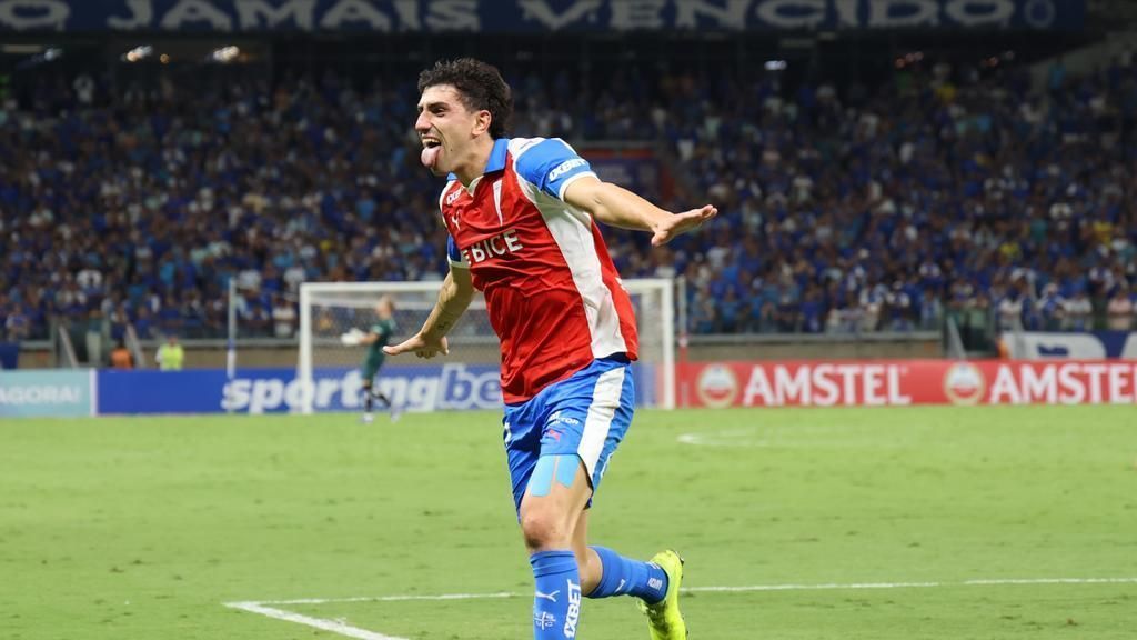 Justo Giani comemora o primeiro gol da Universidad Católica sobre o Cruzeiro no Mineirão