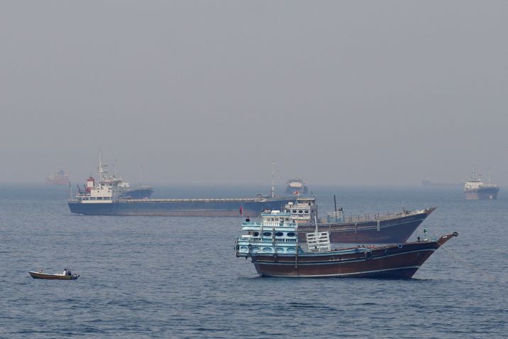 Navios e barcos no Estreito de Ormuz, na costa de Musandam, Omã • REUTERS/Foto de arquivo