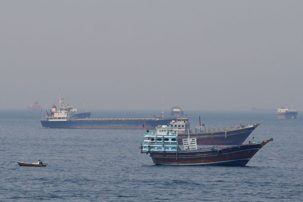 Navios e barcos no Estreito de Ormuz, na costa de Musandam, Omã