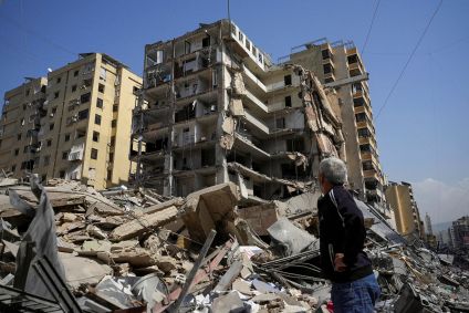 Prédio danificado após ataques israelenses em Beirute em 12 de março de 2026