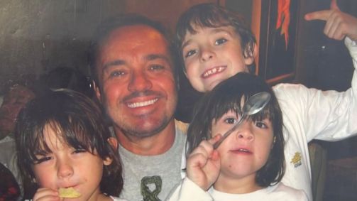 Filhas gêmeas de Gugu resgatam fotos ao lado do apresentador