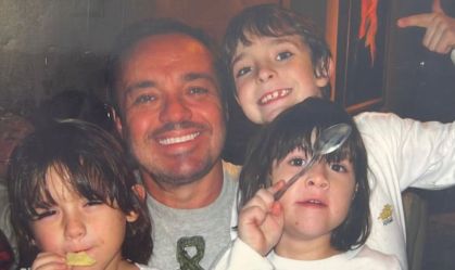 Filhas gêmeas de Gugu resgatam fotos ao lado do apresentador
