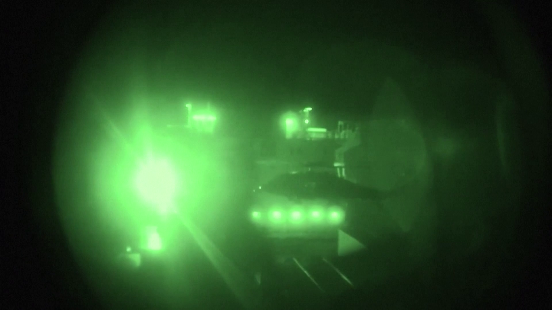 Imagens noturnas do Comando Central dos EUA (Centcom) mostram fuzileiros navais norte-americanos do navio USS Tripoli aproximando-se da embarcação de bandeira iraniana Touska