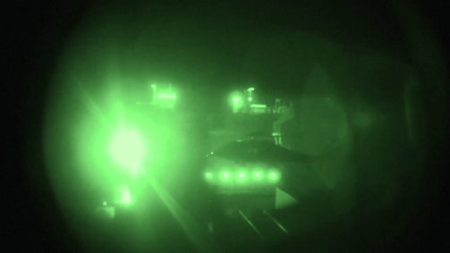Imagens noturnas do Comando Central dos EUA (Centcom) mostram fuzileiros navais norte-americanos do navio USS Tripoli aproximando-se da embarcação de bandeira iraniana Touska