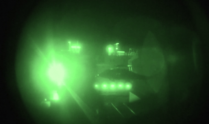 Imagens noturnas do Comando Central dos EUA (Centcom) mostram fuzileiros navais norte-americanos do navio USS Tripoli aproximando-se da embarcação de bandeira iraniana Touska
