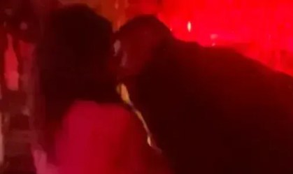 Mike Vrabel e Dianna Russini flagrados em um bar