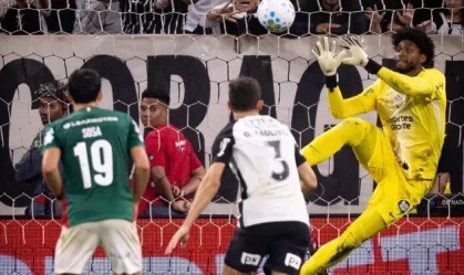 Hugo Souza em ação contra o Palmeiras