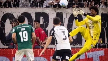Hugo Souza em ação contra o Palmeiras