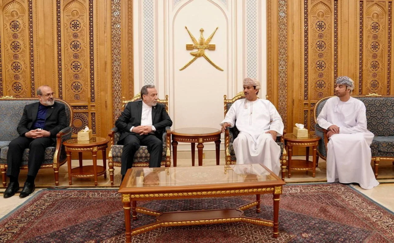 NO ministro das Relações Exteriores do Irã, Abbas Araqchi, está reunido com o diplomata sênior de Omã, Najib Bin Yahya Al Balushi, e outros funcionários, em Muscat, Omã