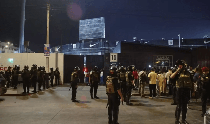 Imagem de destaque do post: Desabamento de estrutura em estádio no Peru deixa um morto e 60 feridos