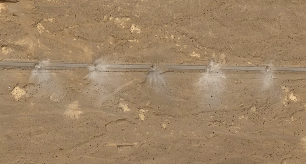 Imagens de satélite mostram crateras em estradas que se acredita estarem próximas ao local no centro do Irã de onde um militar americano foi resgatado. • CNN/Airbus