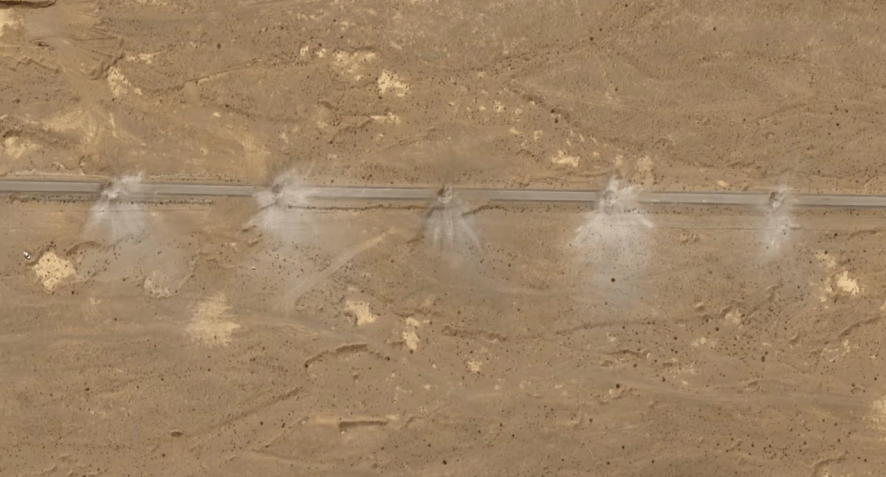 Imagens de satélite mostram crateras em estradas que se acredita estarem próximas ao local no centro do Irã de onde um militar americano foi resgatado. • CNN/Airbus