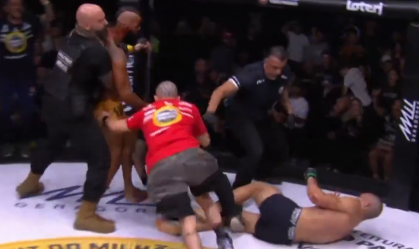 Momento da confusão entre "The Monster" e "Astro da Maldade"