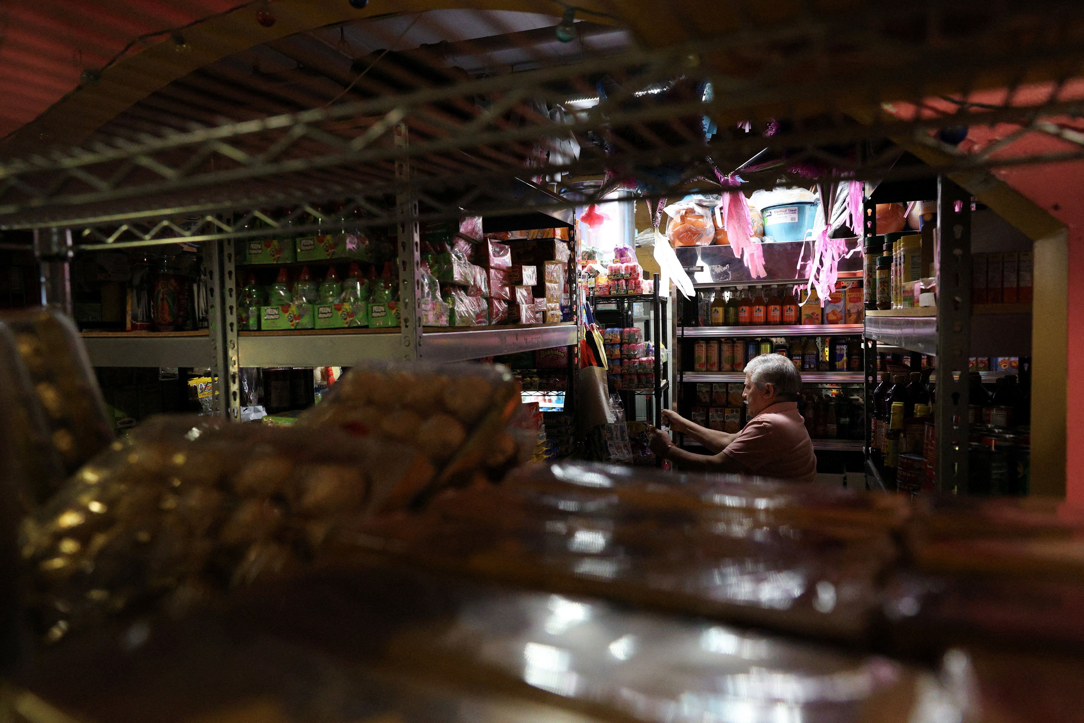 Pessoa em uma mercearia dentro do Mercado Central, em Minneapolis, EUA, em 12 de fevereiro de 2026