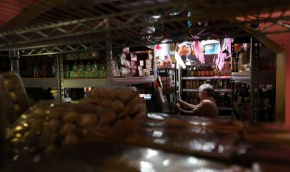Pessoa em uma mercearia dentro do Mercado Central, em Minneapolis, EUA, em 12 de fevereiro de 2026