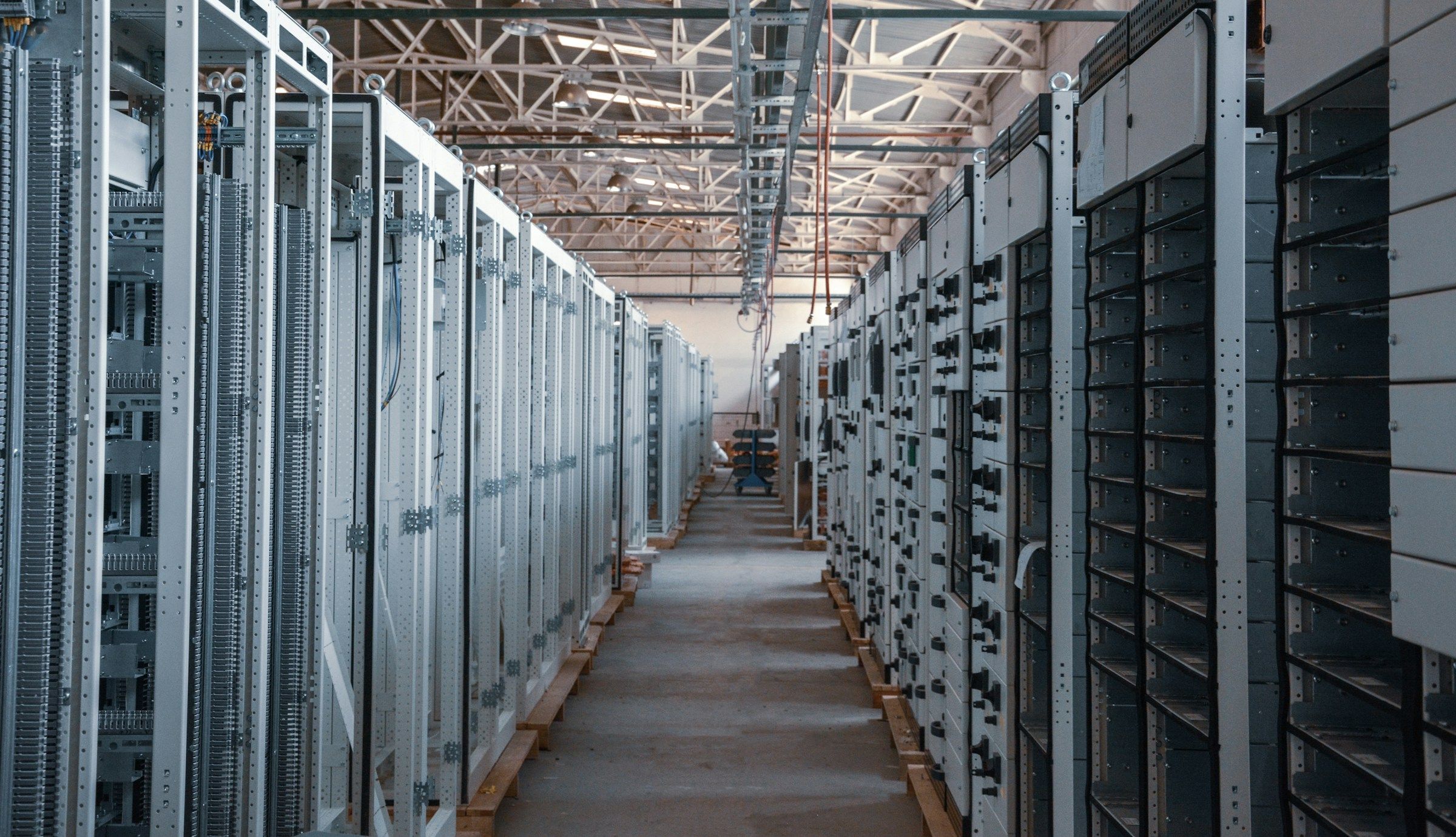 corredor-data-center-racks-servidores-infraestrutura-ti-processamento-dados-alta-capacidade