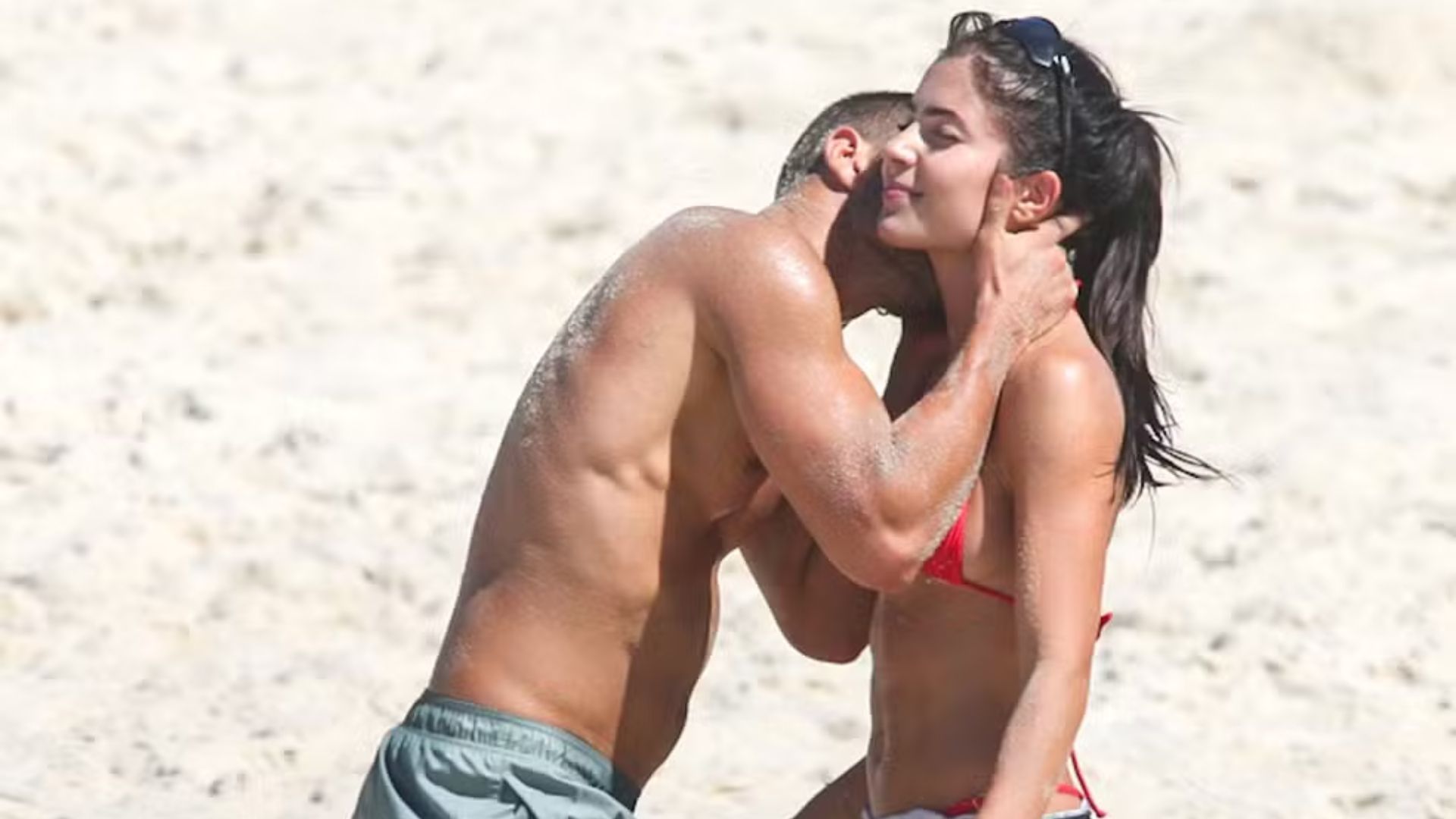 Jade Picon ganha beijo no pescoço de André Lamoglia em flagra na