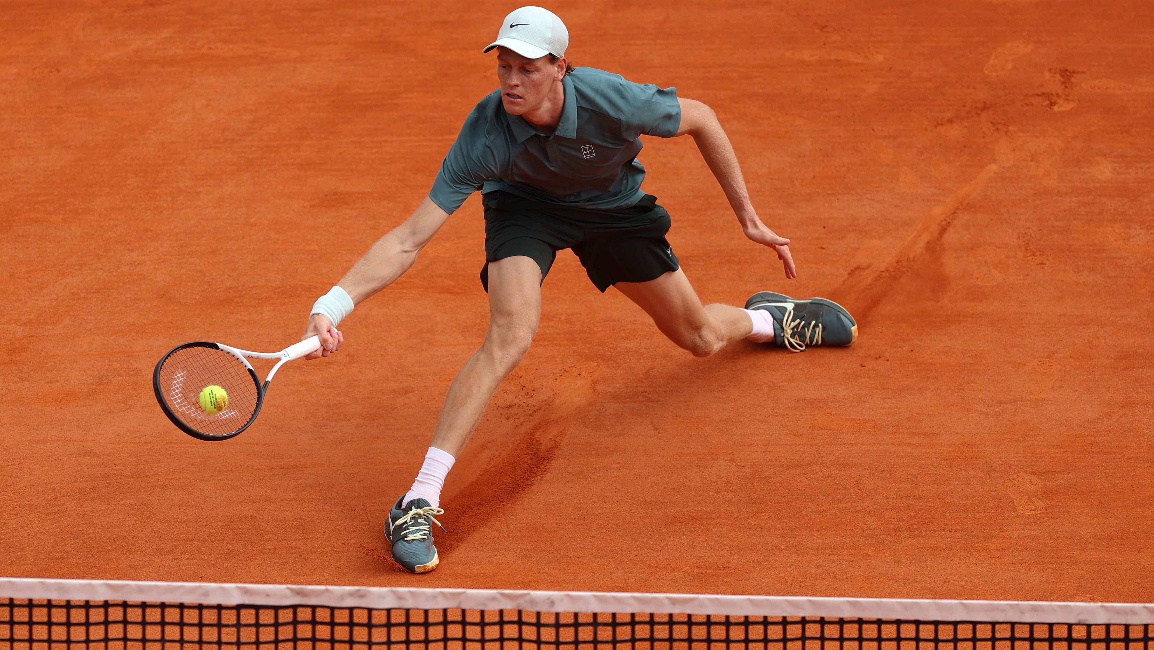 Jannik Sinner na vitória sobre Félix Auger-Aliassime nas quartas de final de Monte Carlo