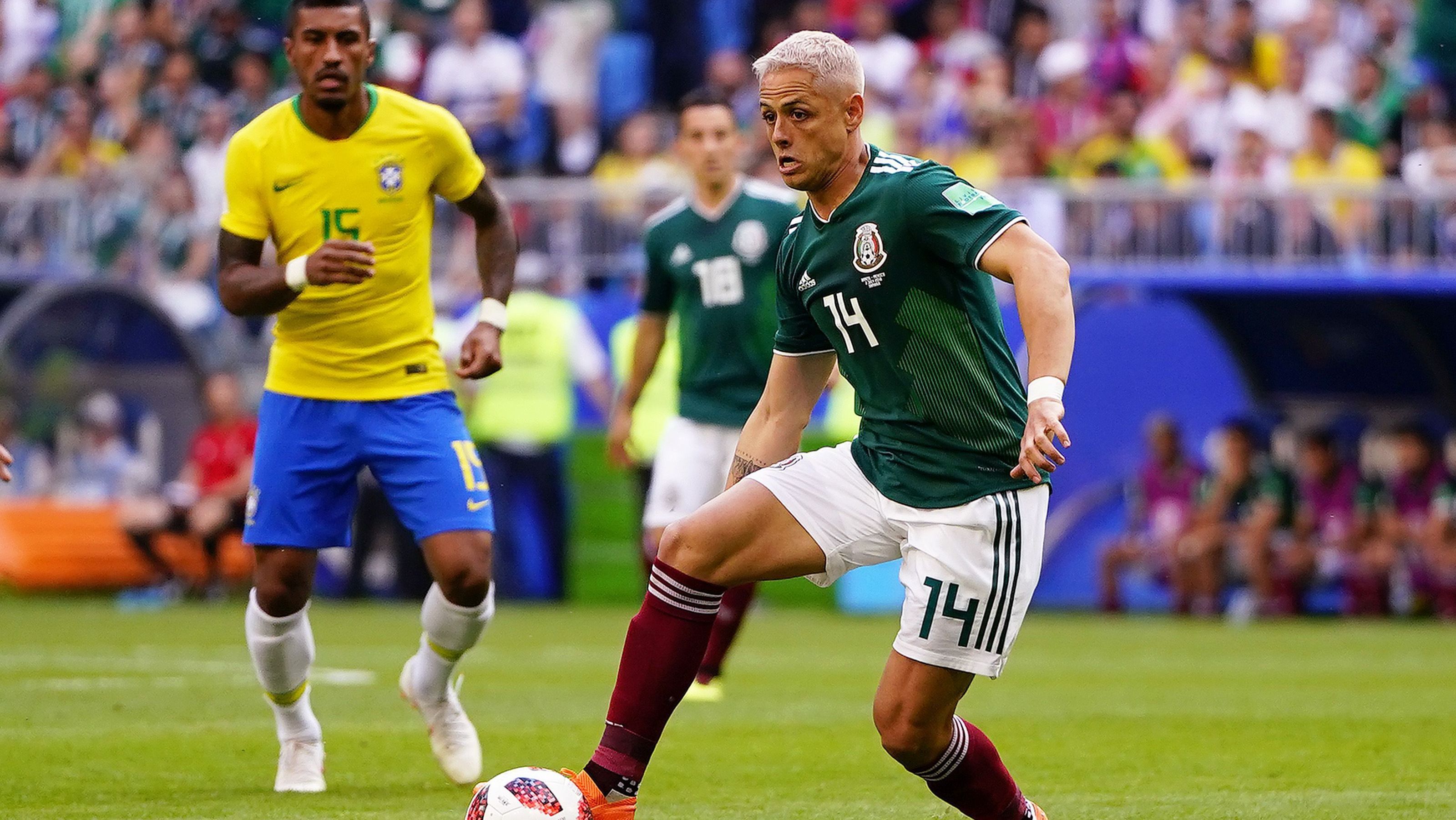 Javier "Chicharito" Hernández, em ação pelo México contra o Brasil na Copa do Mundo de 2018, na Rússia