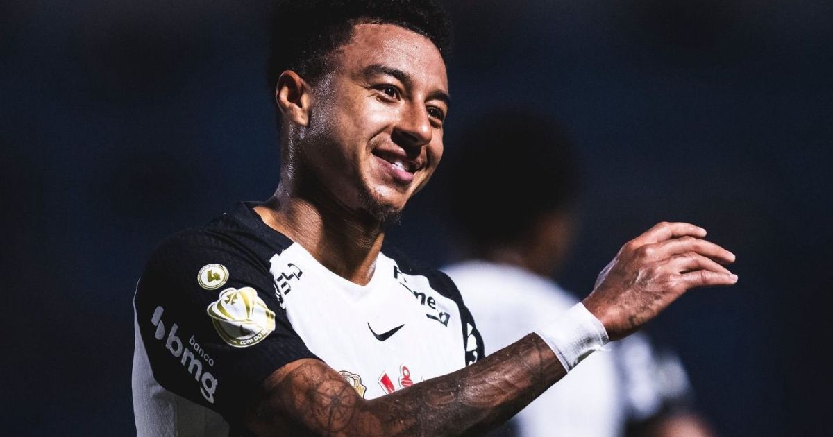 Lingard comemora primeiro gol no Corinthians e agradece a torcida