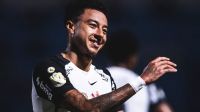 Lingard comemora primeiro gol no Corinthians e agradece a torcida