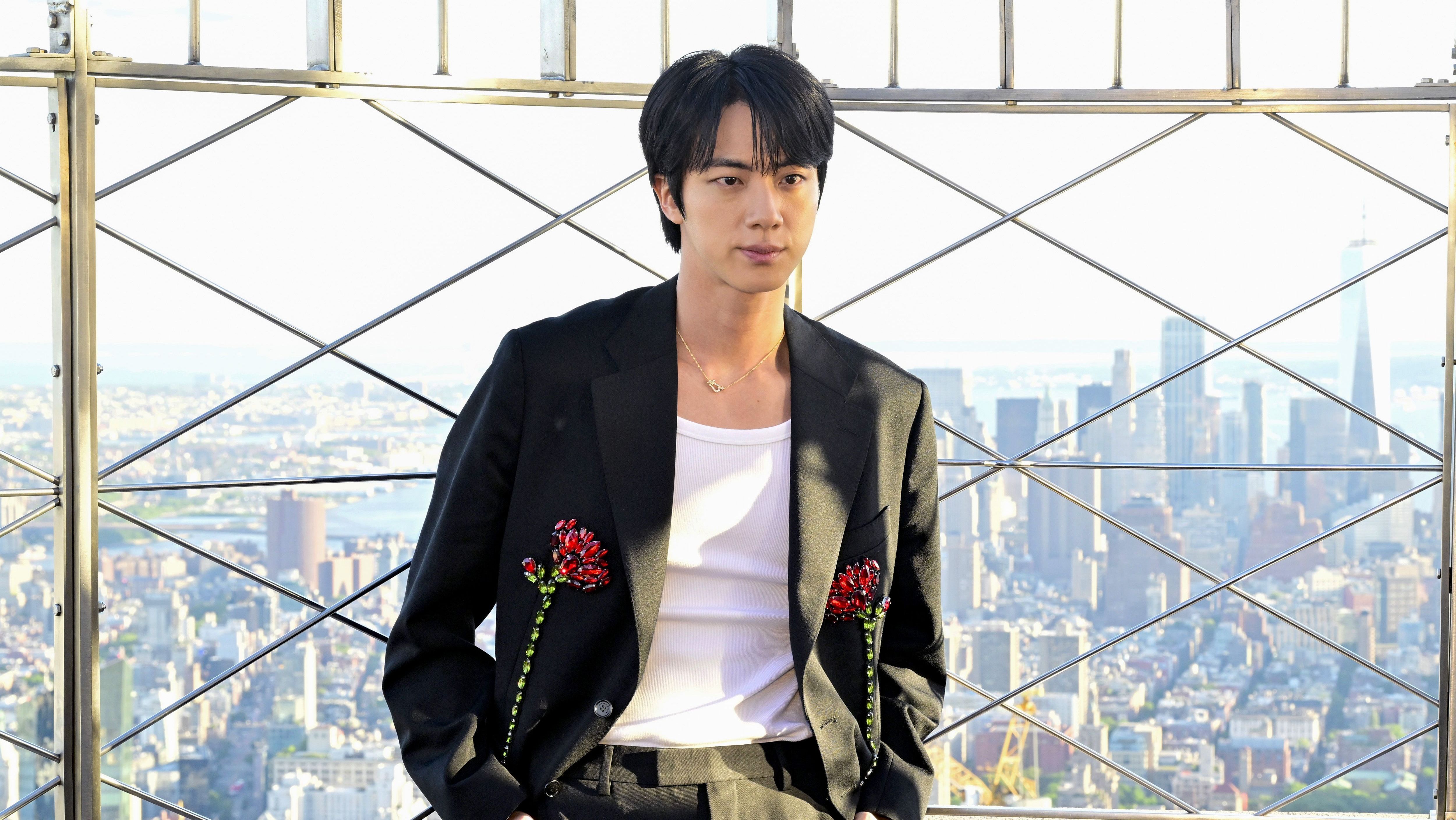 Jin afirmou que se considera o mais bonito do BTS