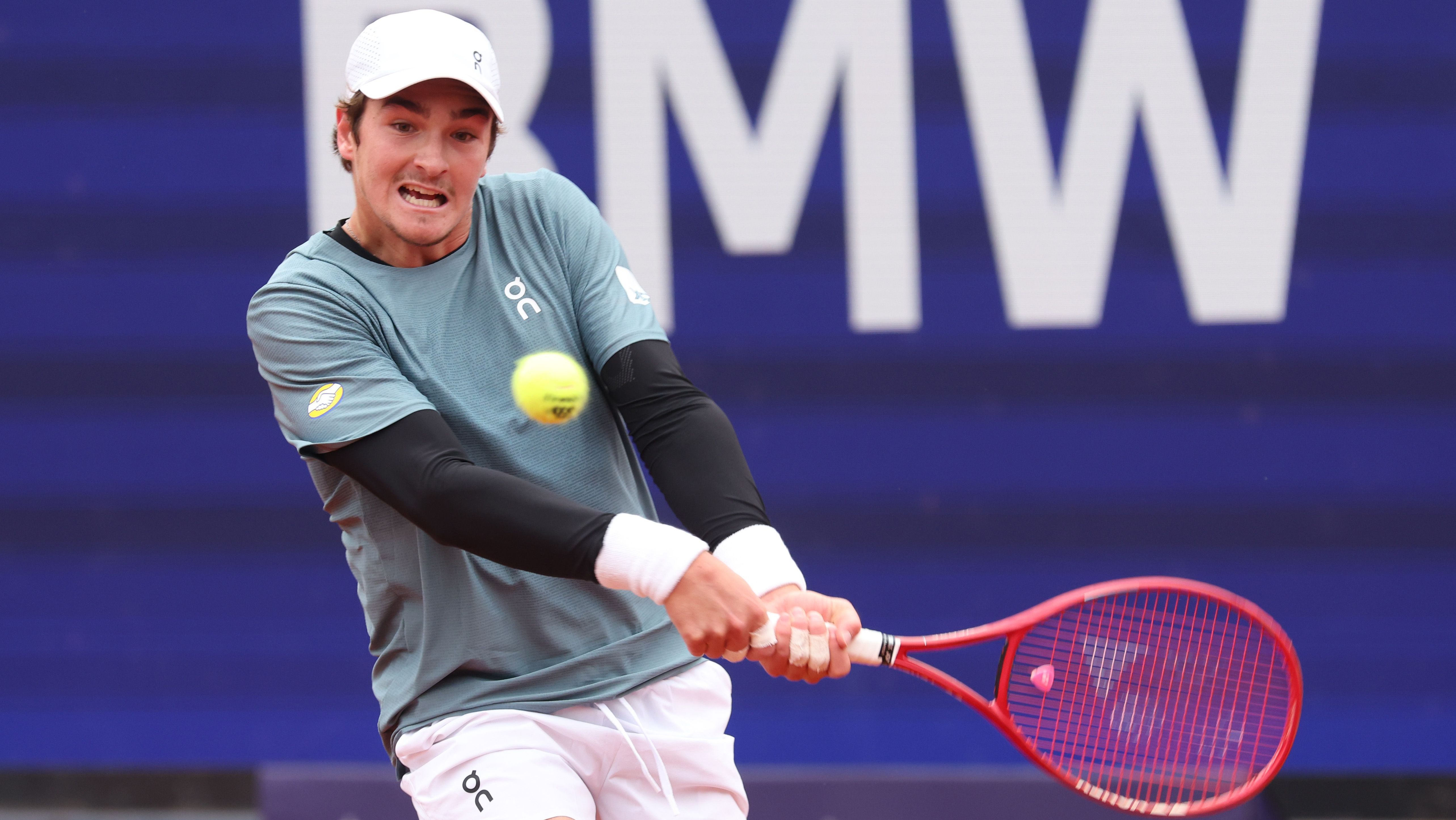 João Fonseca em ação durante a vitória sobre Tabilo na estreia no ATP de Munique