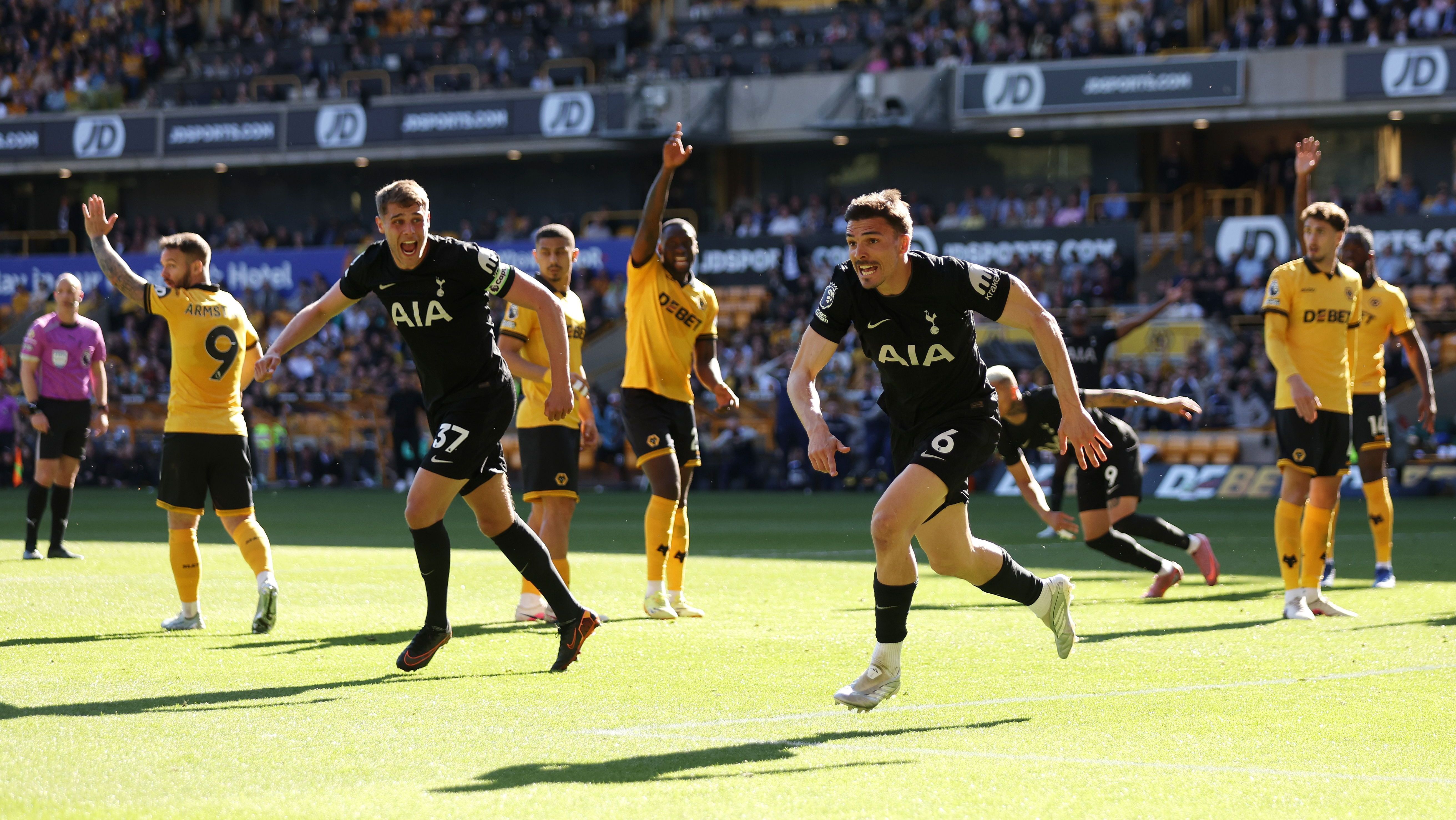 João Palhinha comemora o gol do Tottenham na vitória sobre o Wolverhampton pela Premier League