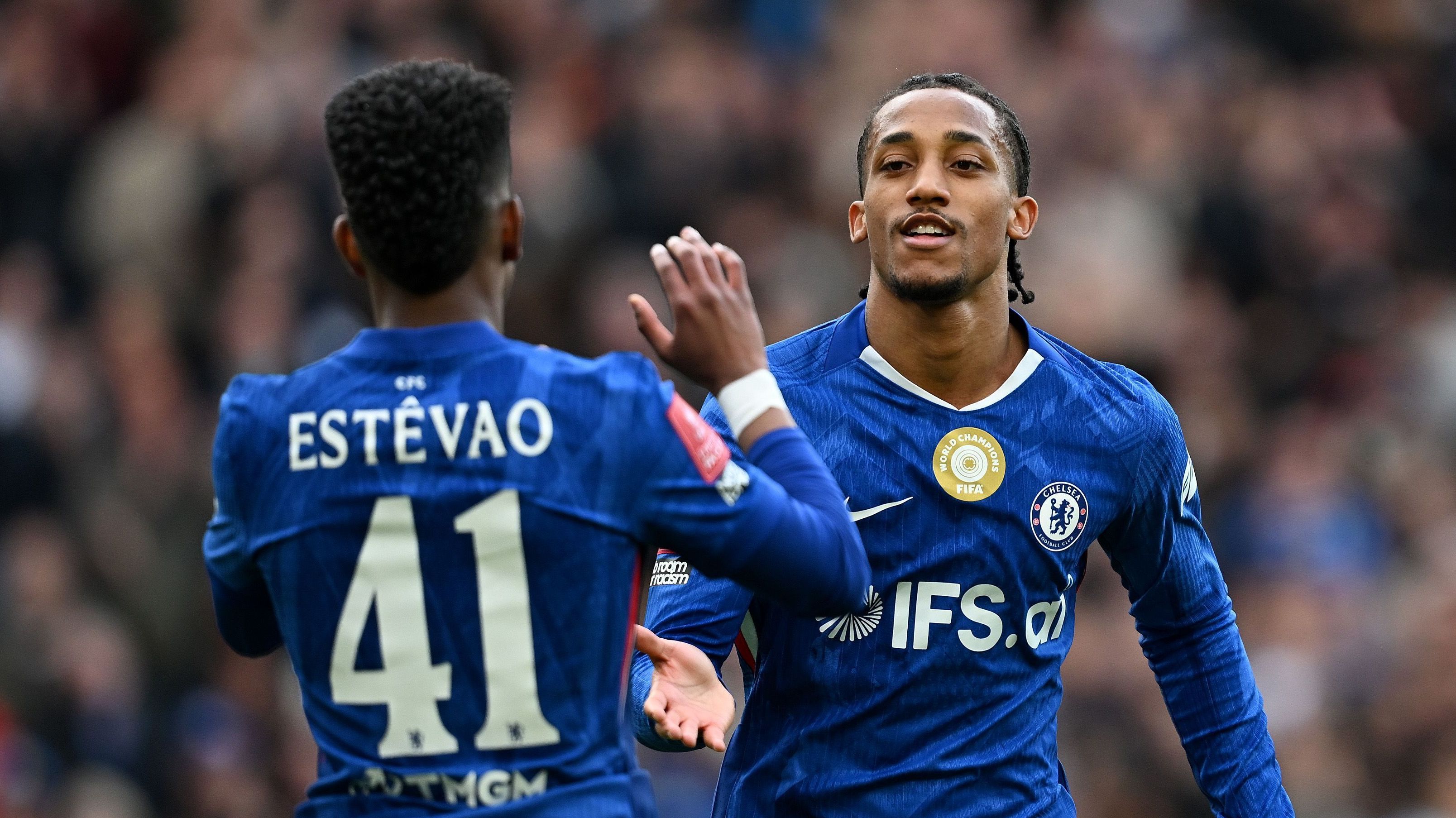 João Pedro e Estêvão comemoram gol do Chelsea na goleada de 7 a 0 sobre o Port Vale, em abril de 2026, pela Copa da Inglaterra