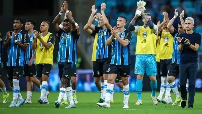 Atletas do Grêmio aplaudindo no final do jogo